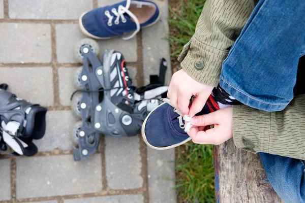 Kind spielt im Freien — Stockfoto