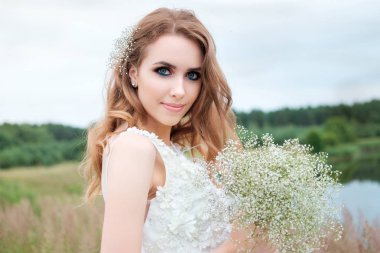 genç güzel kadın (gelin) beyaz düğün elbise OU'daki portresi