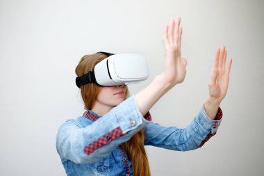 sanal gerçeklik gözlük ile Kızıl saçlı kız