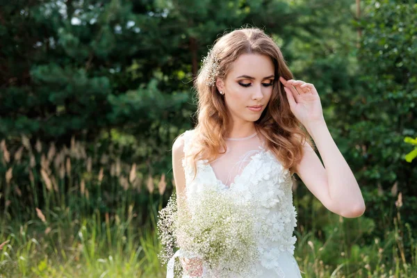 Mooie jonge vrouw (bruid) in witte trouwjurk buitenshuis, maken — Stockfoto