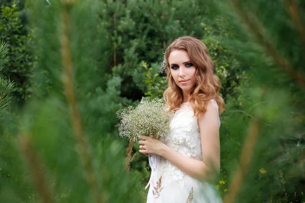 Mooie jonge vrouw (bruid) in witte trouwjurk buitenshuis, maken — Stockfoto