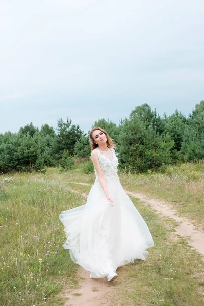 Joven bonita mujer (novia) en vestido de novia blanco al aire libre, hacer —  Fotos de Stock