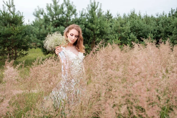 Mladá krásná žena (nevěsta) v bílých svatebních šatech venku, aby — Stock fotografie