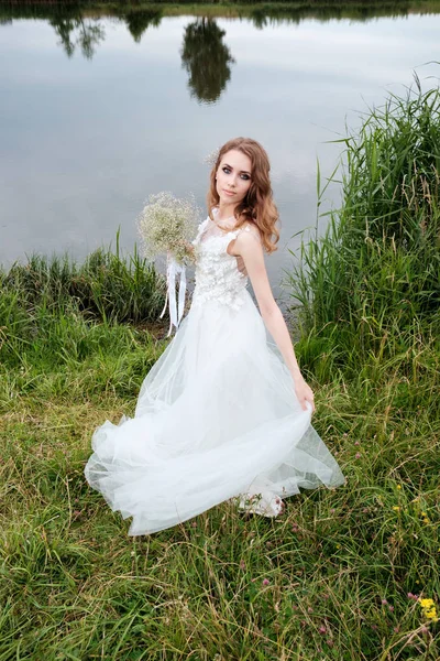 Mujer bonita joven (novia) en vestido de novia blanco al aire libre, maquillaje —  Fotos de Stock