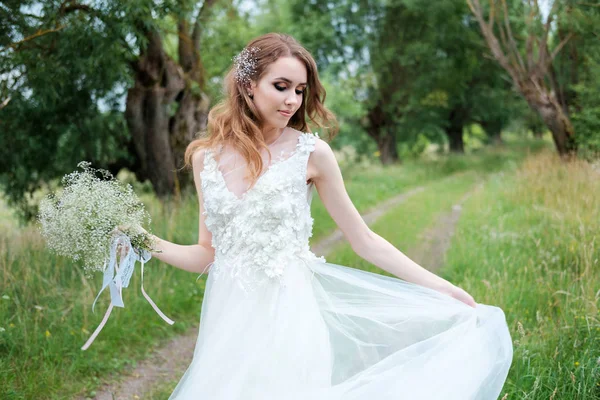 Genç güzel kadın (gelin) beyaz düğün elbise OU'daki portresi — Stok fotoğraf