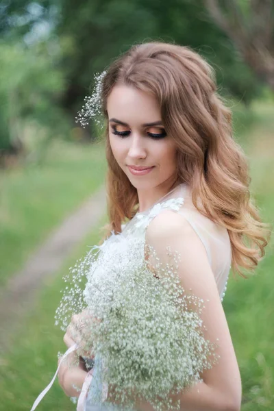 Portrait of young pretty woman (bride) in white wedding dress ou — Stock Photo, Image