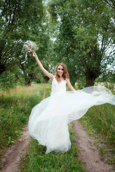 Portret van jonge mooie vrouw (bruid) in witte bruiloft jurk ou — Stockfoto