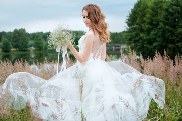 Portret van jonge mooie vrouw (bruid) in witte bruiloft jurk ou — Stockfoto