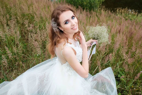 Portret van jonge mooie vrouw (bruid) in witte bruiloft jurk ou — Stockfoto