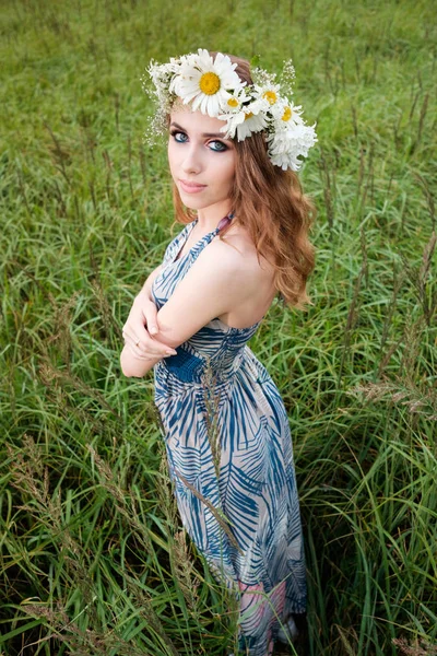 Portrét mladé krásné ženy s prední heřmánek květiny — Stock fotografie