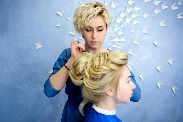 Friseur, Friseur machen Frisur — Stockfoto