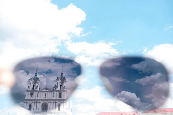 Церковь захвачена солнечными очками — стоковое фото