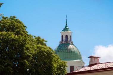 Avrupa kasaba kilise kubbe görüntüleyin