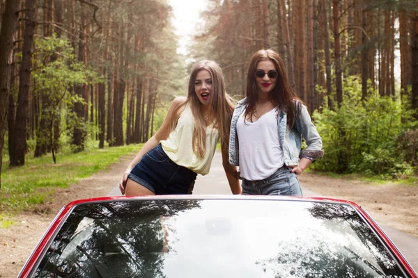 Zwei coole Mädchen haben Spaß im Cabrio — Stockfoto