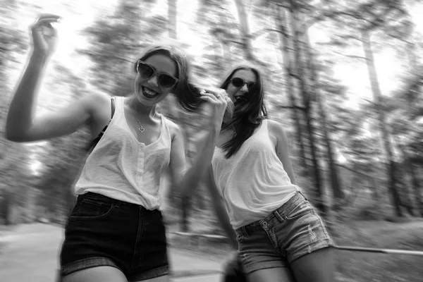 Dos chicas guays divirtiéndose en cabrio, blanco y negro — Foto de Stock