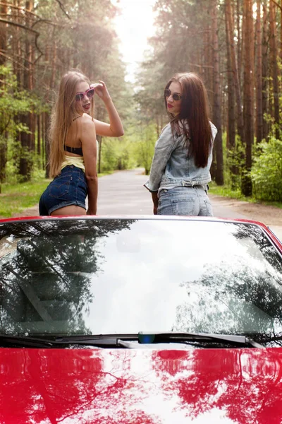 Two girls have fun in cabrio — Stock Photo, Image