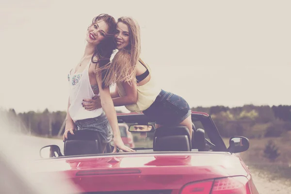 Dos chicas se divierten en el cabrio —  Fotos de Stock