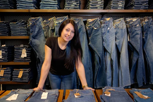 Продавец в магазине джинсов — стоковое фото