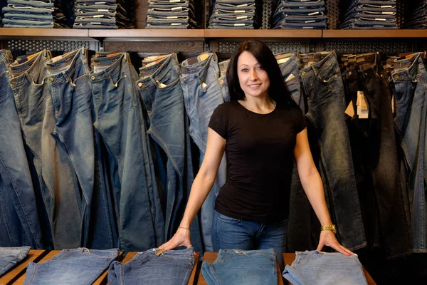 Продавец в магазине джинсов — стоковое фото