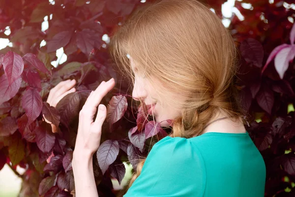 Roodharige schattig meisje in paars of bruin verlaat portret — Stockfoto