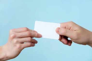 adam ve kadın plastik kart eller izole, kopyasını kapatın 