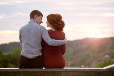 Kaç backfront oturan ve gün batımını izlemek aşk içinde