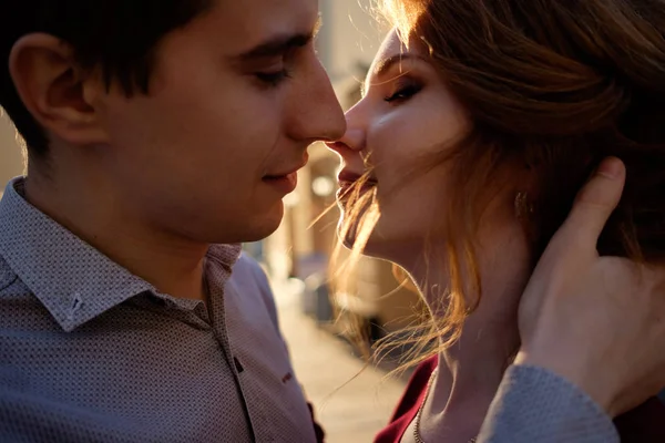 Mutlu çift öpücük günbatımı ışık önce portresi. Aşk conce — Stok fotoğraf