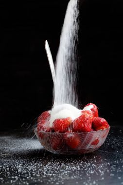 Çilek plaka ekşi krema ve şekerli üzerinde siyah adam