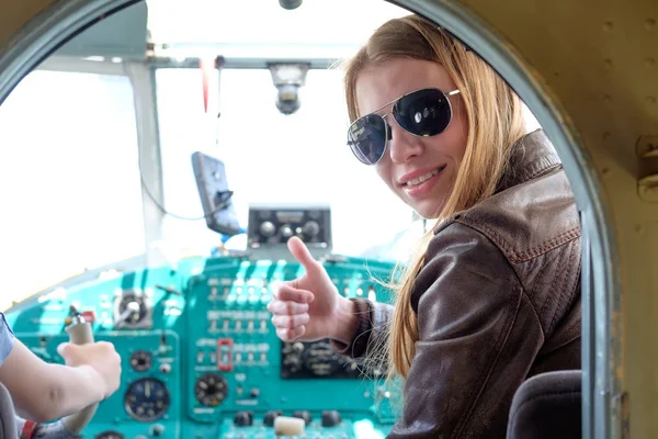 Retro uçak pilot kadın gösteren başparmak
