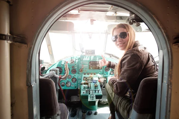Retro uçak pilot kadın gösteren başparmak