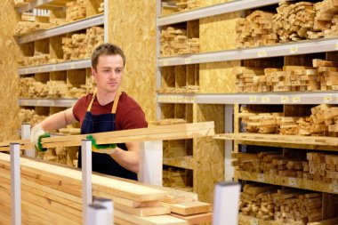 işçi veya satıcı inşaat deposu veya Ambar ahşap bölümü