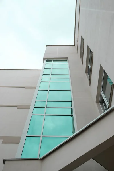 Façade du bâtiment hospitalier avec fenêtres bleues — Photo
