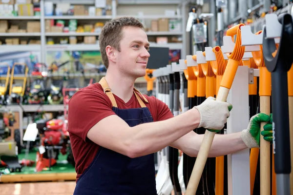 Verkoper bij de opbouw van apparatuur gereedschap winkel — Stockfoto