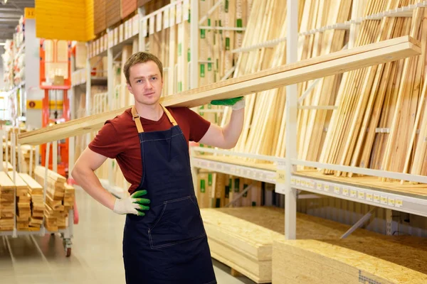 Arbetstagare eller säljaren i konstruktion butik eller lager trä avsnitt — Stockfoto