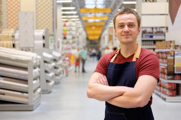 Verkoper bij bouw super store — Stockfoto