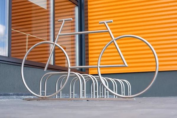 Bicicleta decorativa perto de espaço de estacionamento para bicicletas — Fotografia de Stock