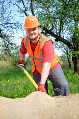 koruyucu fıçı kum kazma kürekle işçi