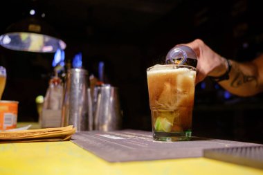 Barmen kokteyl yapmak