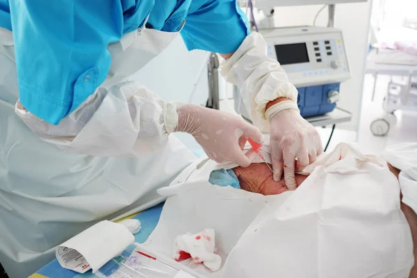 yoğun bakımda doktor anestezist kalp pili veya Merkezi yükleme