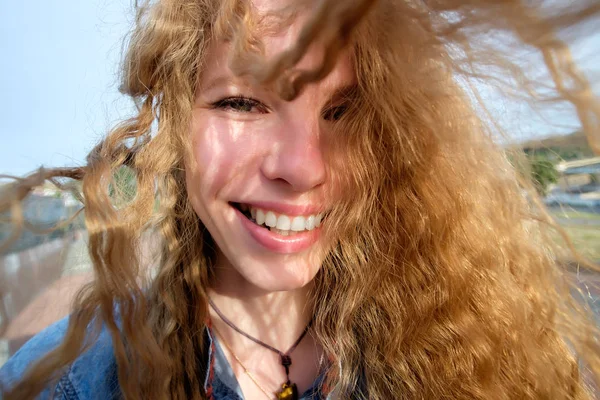 Jovem ruiva sorrindo mulher verão retrato — Fotografia de Stock