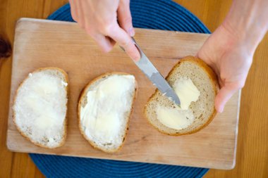 eller ekmek, tereyağı yayılan Kahvaltı, kadın portre