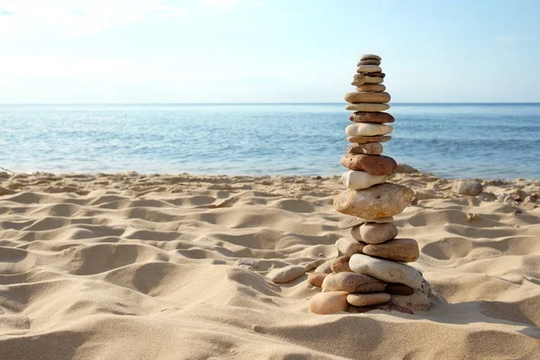 Tower of rocks on beach — Stock Photo, Image
