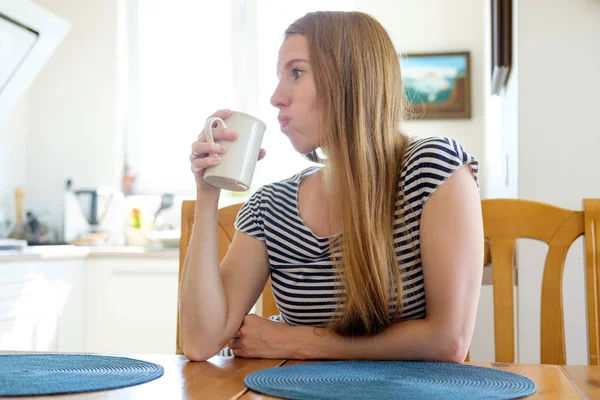 Jonge vrouw drinken koffie in de ochtend — Stockfoto