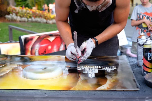 sokak sanatçı boya kullanarak çizim