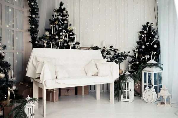 Decoración del estudio de Navidad con banco y árbol de Navidad — Foto de Stock