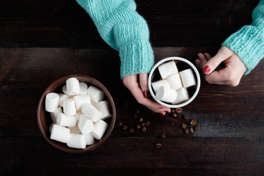 kız mavi kazaklı kahve marshmallow ile tutarak han