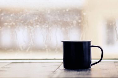 siyah metal kupa kahve veya çay ahşap yüzey ne Buhar ile