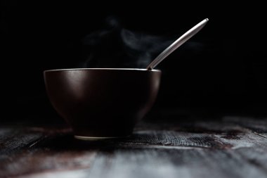 ahşap masa kaşık sıcak et kahverengi dumanı tüten kase kapatın