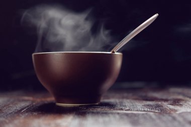 ahşap masa kaşık sıcak et kahverengi dumanı tüten kase kapatın