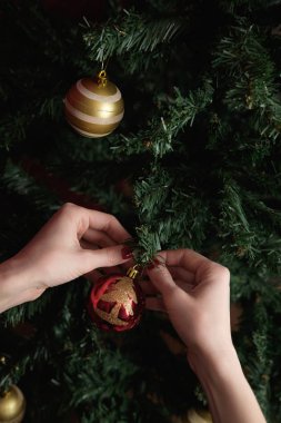 Noel ağacı süsleme kadının elleri